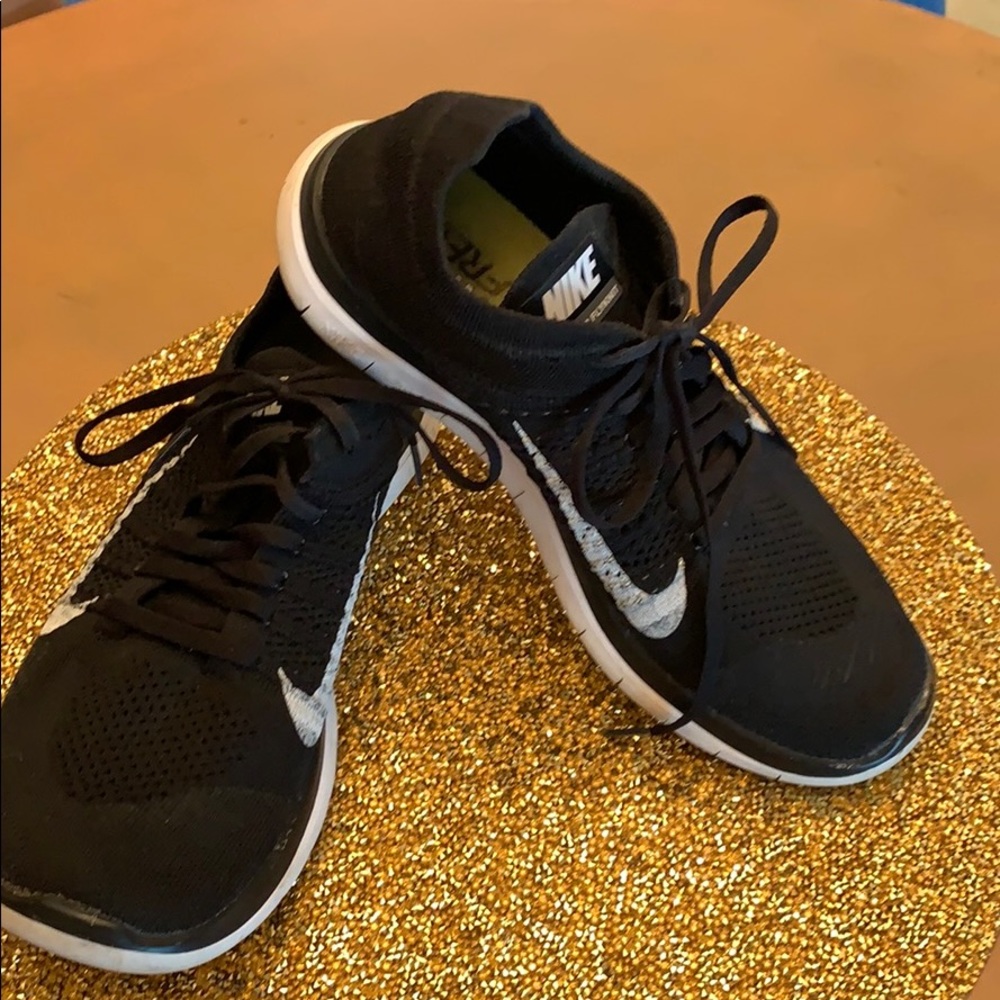 Nike free tennis shoes